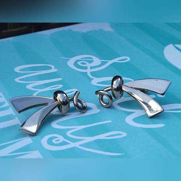 Vintage Goldtone screw on earrings - Picture 2 of 6